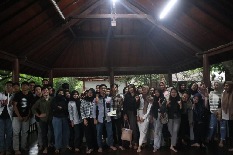 DISKUSI POLITIK : EKSISTENSI NILAI-NILAI PANCASILA DAN LEMAHNYA IDEOLOGI PANCASILA DI ERA DIGITAL