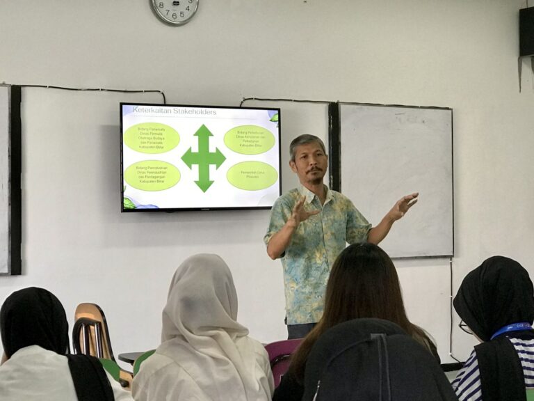 Kelas CoE Prodi IP Hadirkan Materi Branding Desa Berbasis Literasi Digital dan Multimedia