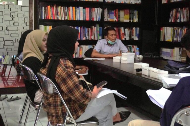 Mengkaji Efektivitas Kebijakan Pemerintah Melalui Forum Debate’s Community