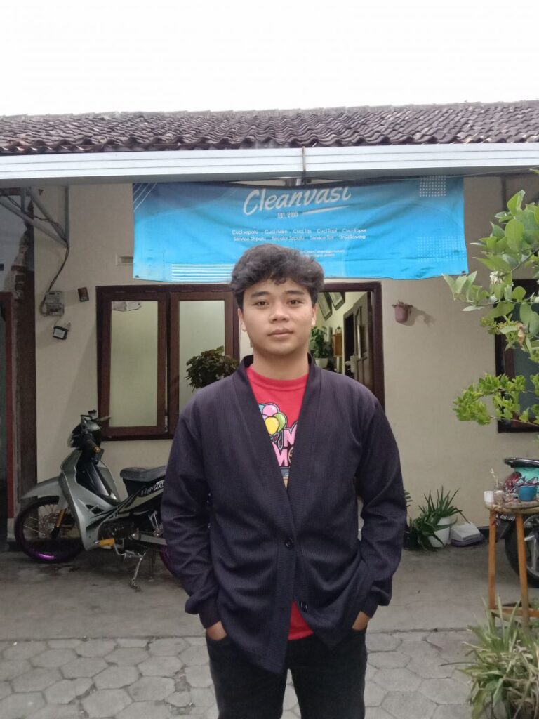 Tingkatkan Kemandirian : Mahasiswa IP UMM Rintis Usaha Clean Shoes