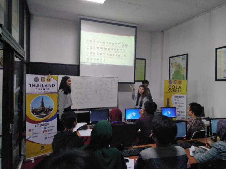 Ajari Mahasiswa IP Bahasa Thailand, Mahasiswa COLA-KKU Jadi Tutor Kursus Bahasa Thailand