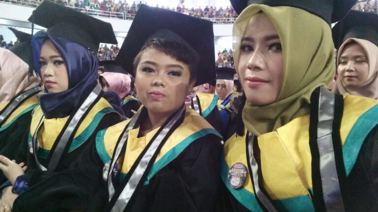 Wisudawan/Wati Prodi Ilmu Pemerintah Periode I Tahun 2018 Rayakan Kemenangan