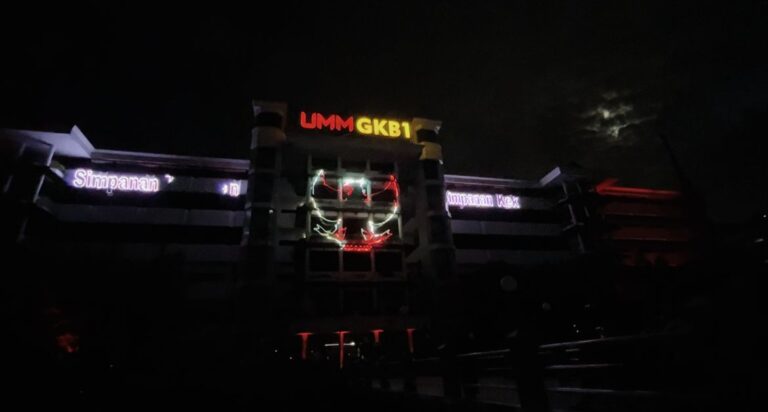 Maba Gen 25 Ilmu Pemerintahan Ikut Berpartisipasi Meriahkan Laser Show & Flashlight Mob Pra-Pesmaba UMM