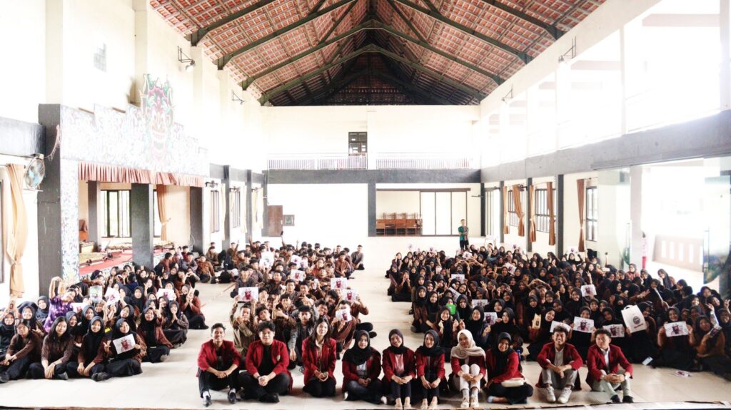 Mendorong Literasi Pemerintahan, Mahasiswa IP UMM Hadir di SMAN 1 Sumberpucung